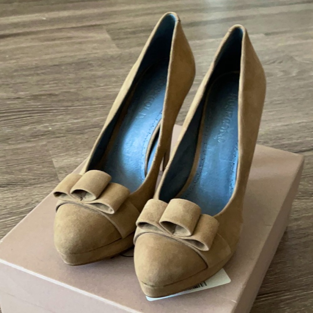 NWT Suede Nude Pumps with Bow